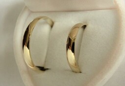 Zlaté snubní prsteny půlkulaté